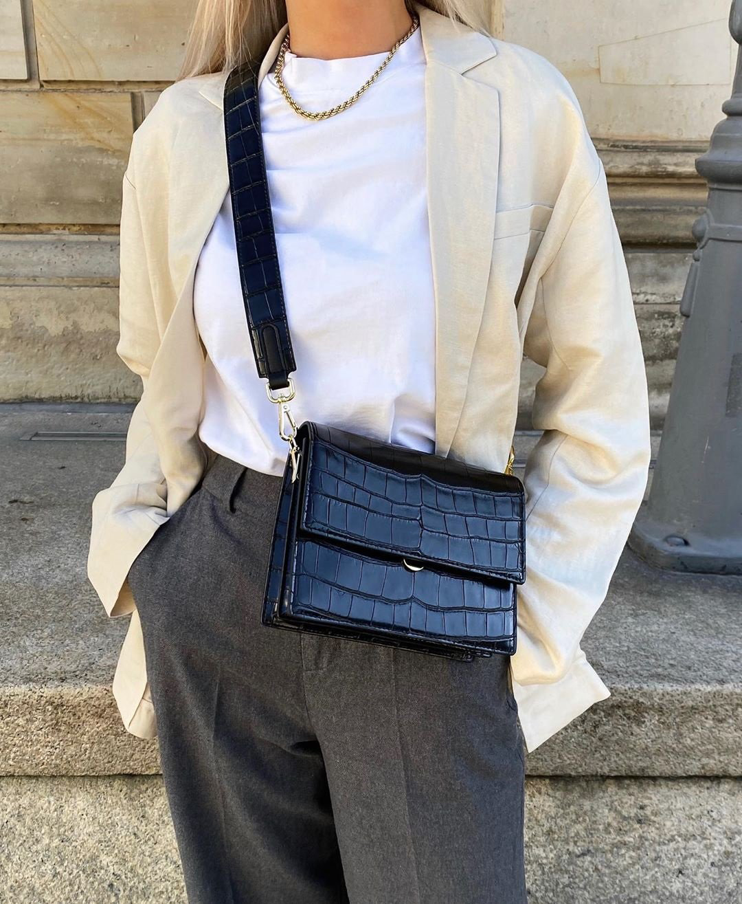 Claudia | Borsa